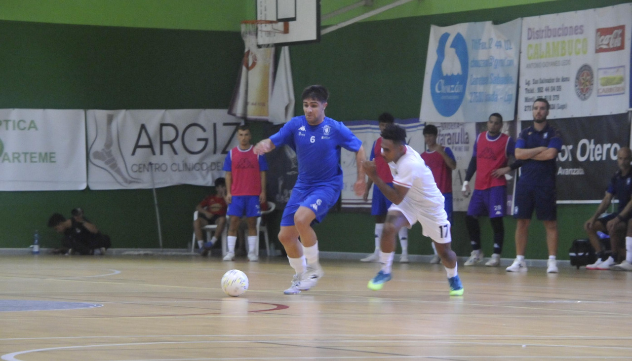 Novoa conduce el balón ante la oposición de un rival