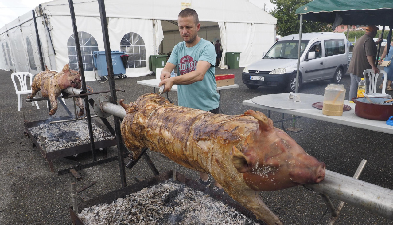 Anterior edición de la Festa do porco ao espeto en Pedroso