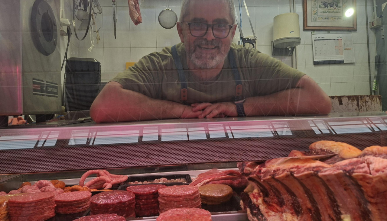 Pena Fouce, este miércoles, en la carnicería de Elia y Eladio que regenta en el mercado