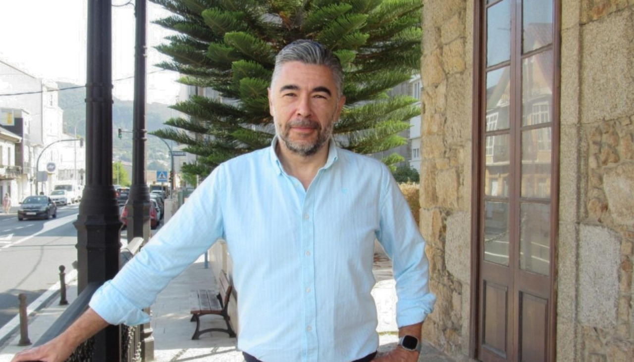 Eduardo Dobarro en frente de la Casa das Palmeiras de Neda