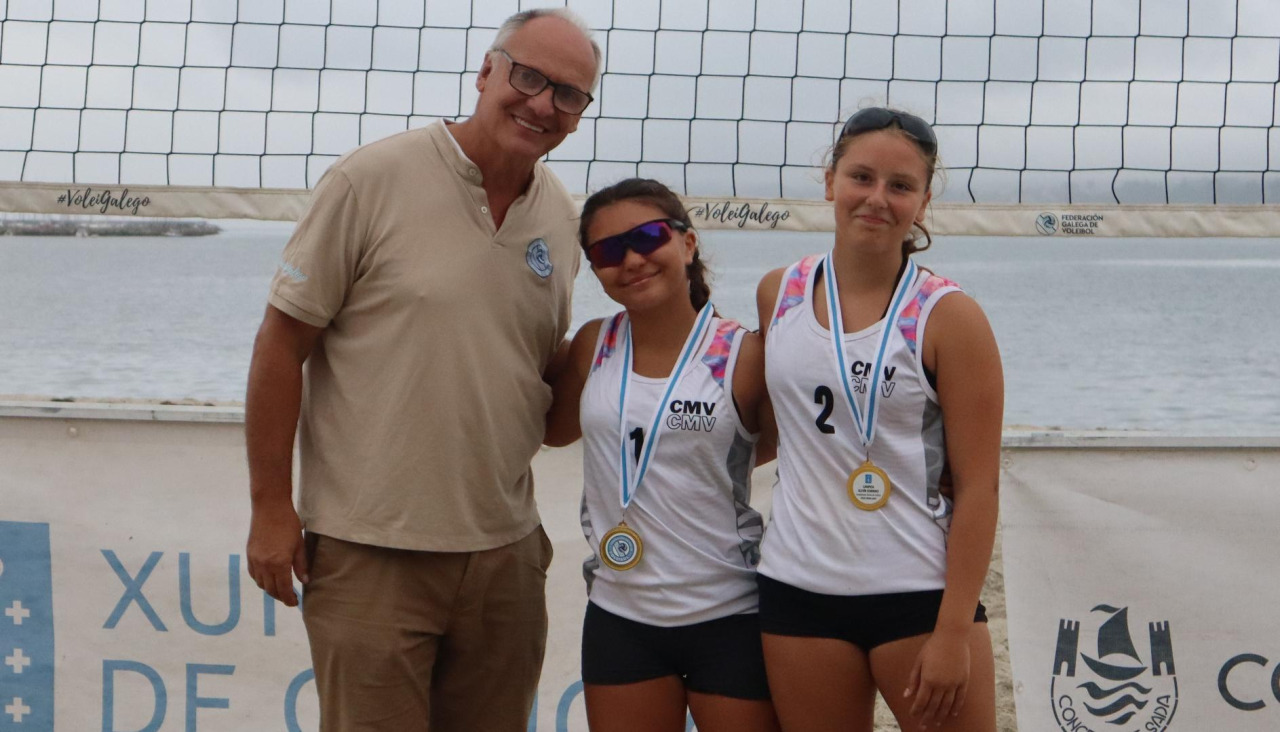Carla Cortés y Olalla García, con sus medallas