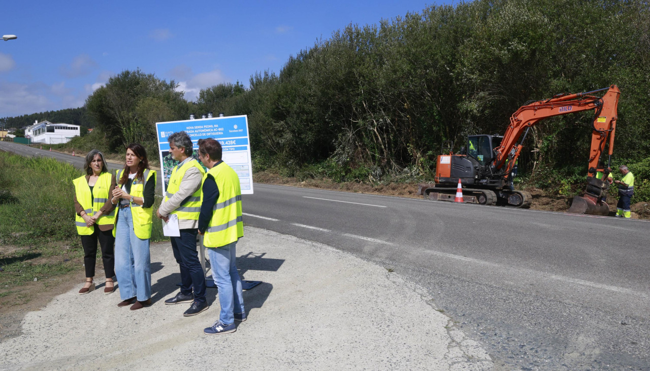 Un instante de la visita de la conselleira a las obras de la nueva senda en Ortigueira