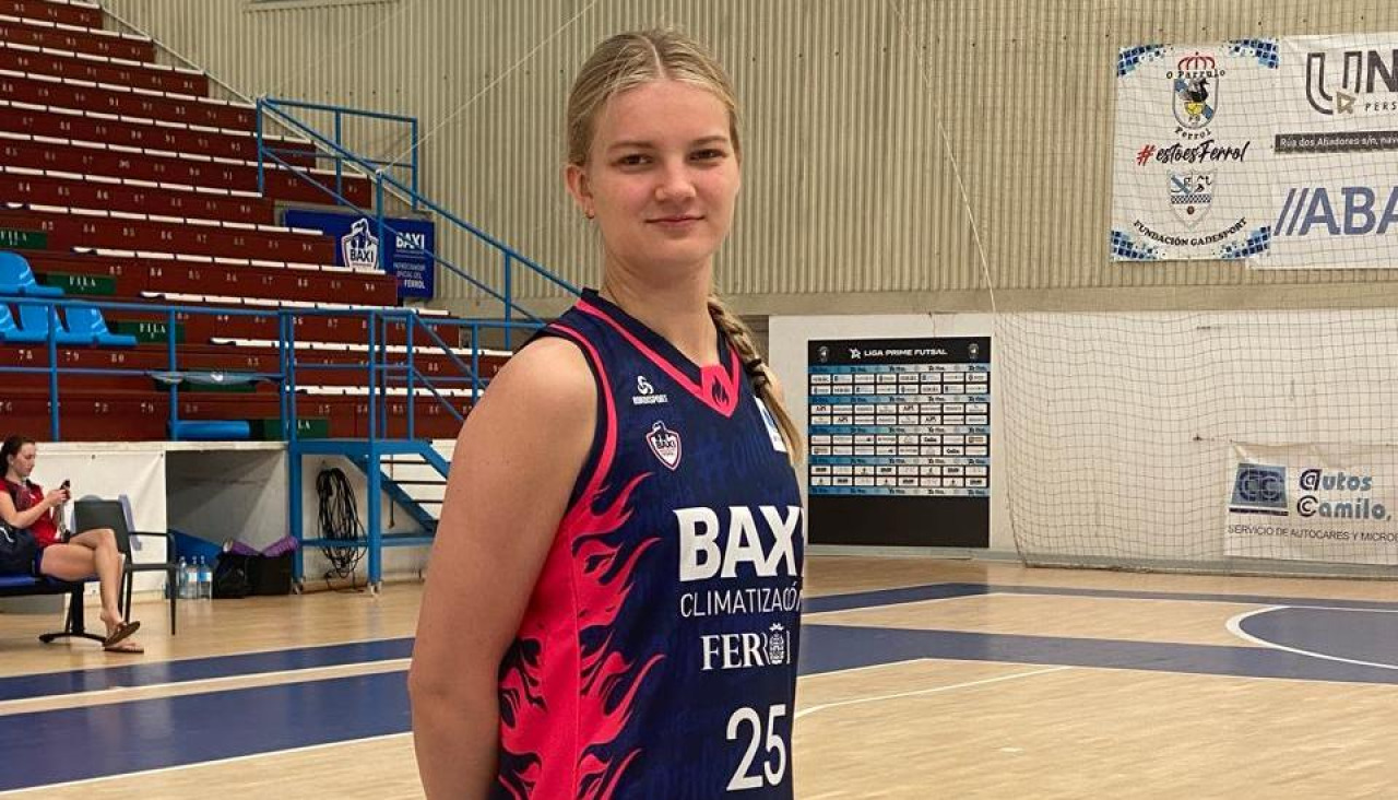 Nikola Priede posa con la nueva camiseta del Baxi