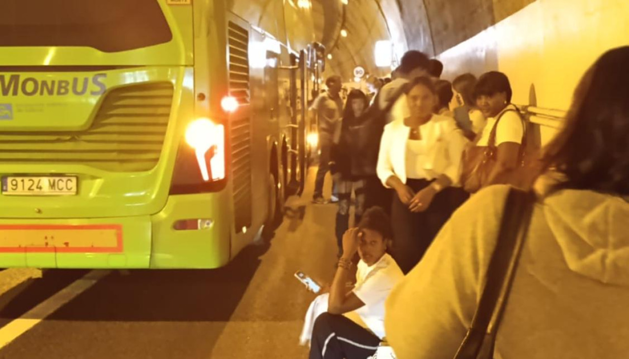 Los pasajeros esperando el vehículo de reemplazo en el túnel