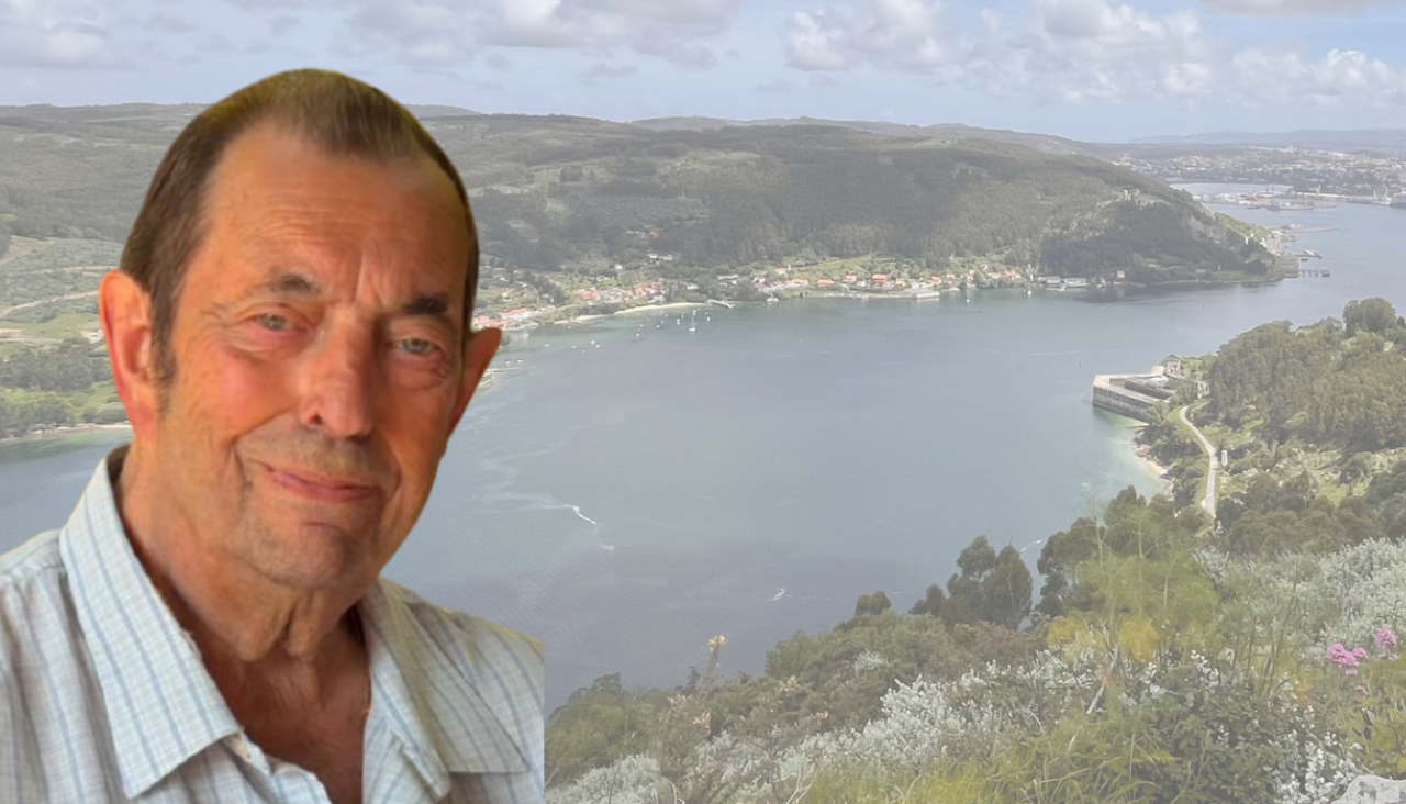 Nono, en una foto reciente, y la ría de Ferrol de fondo