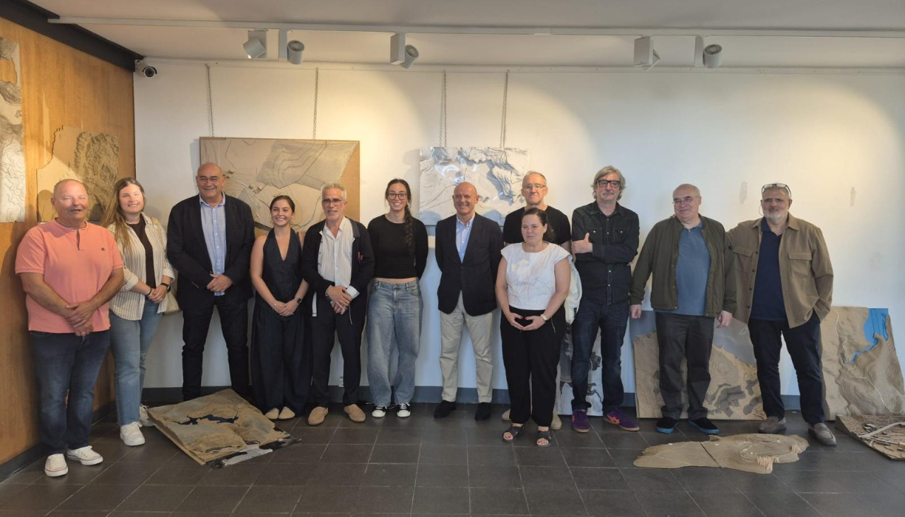 Foto de familia en la inauguración, este viernes, de la exposición