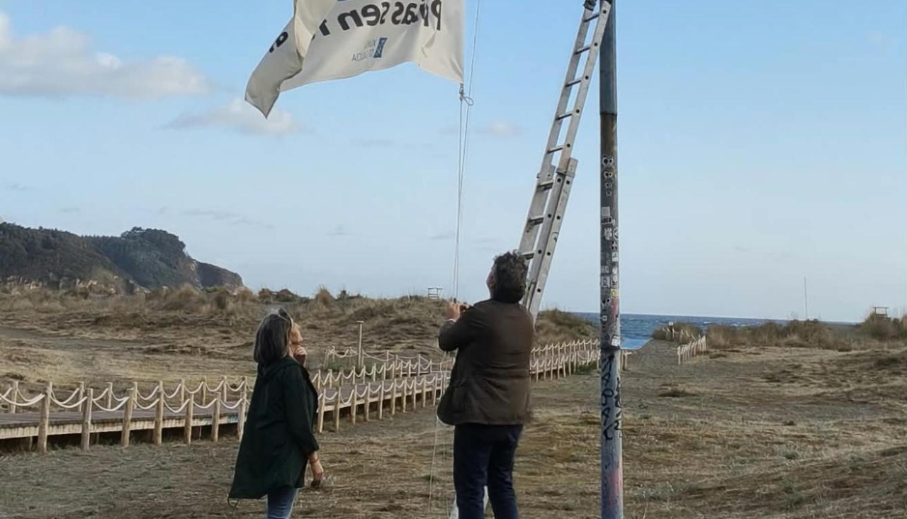 El alcalde, Valentín Calvín, fue el encargado del arriado de bandera en las playas