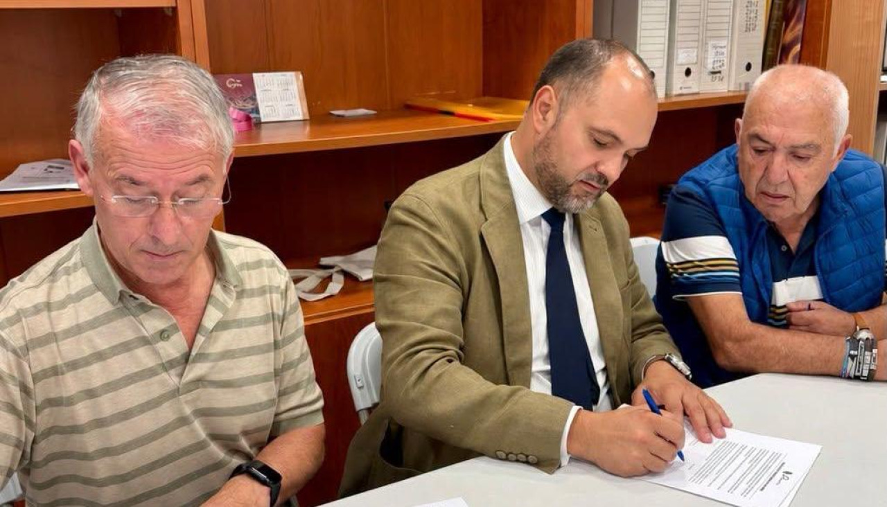 Firma de la cesión de parcelas entre el regidor y los representantes vecinales