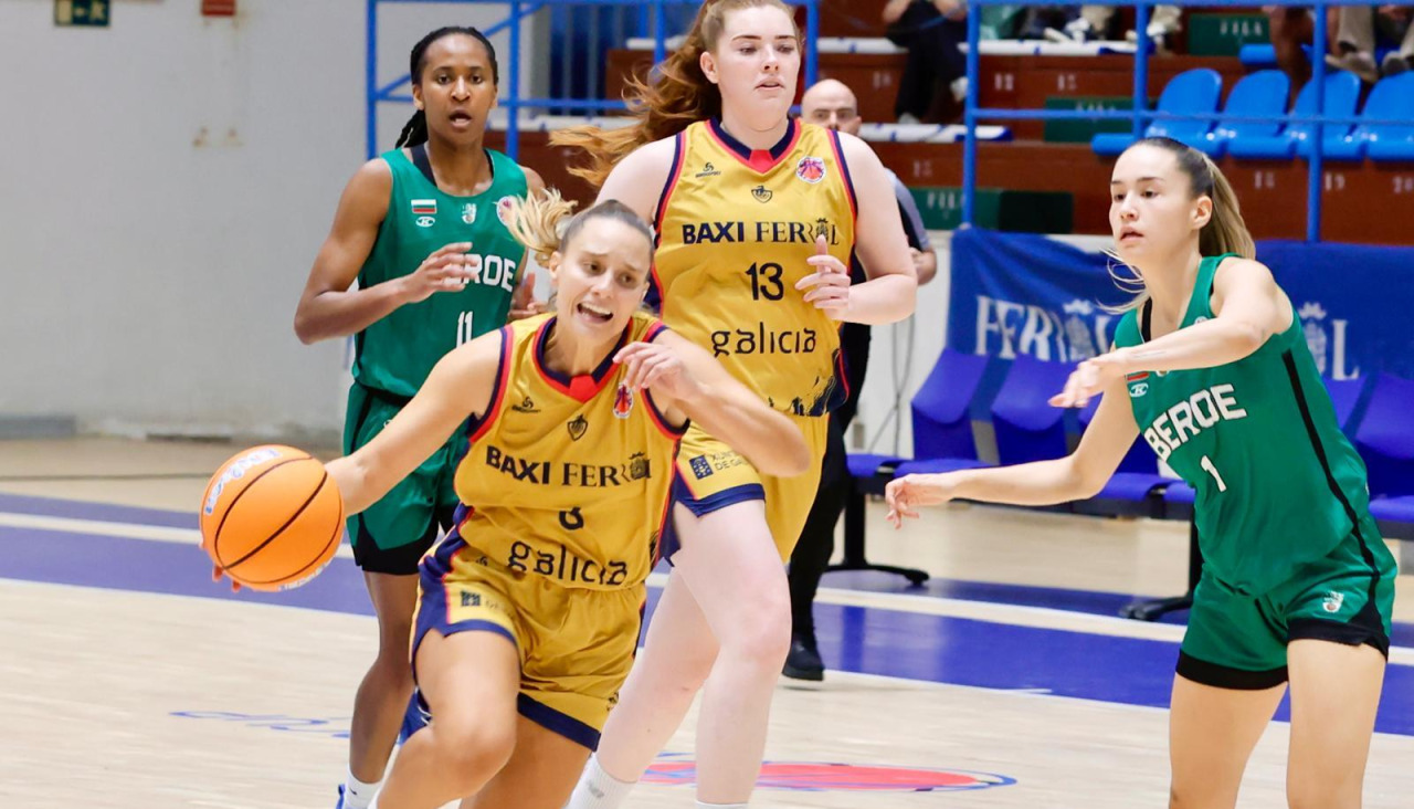 Esther Castedo sube el balón a toda velocidad
