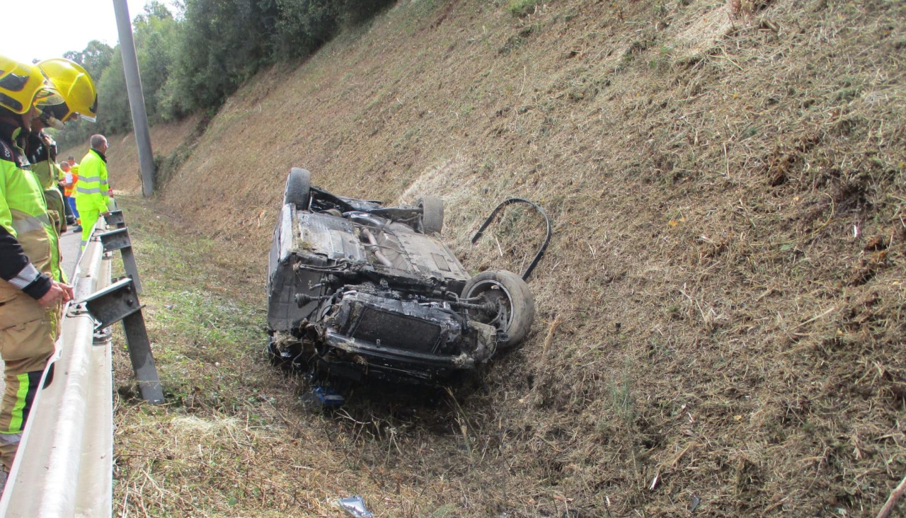 El coche volcado en el arcén tras el accidente
