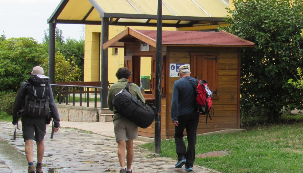 Peregrinos junto a la caseta de Turismo de Neda