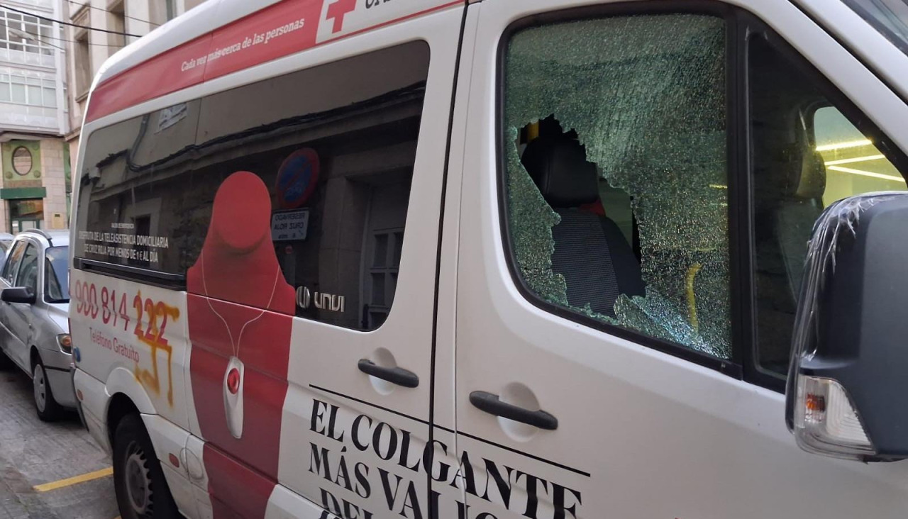La esvástica, en color naranja sobre el número de teléfono, y el cristal roto en la furgoneta