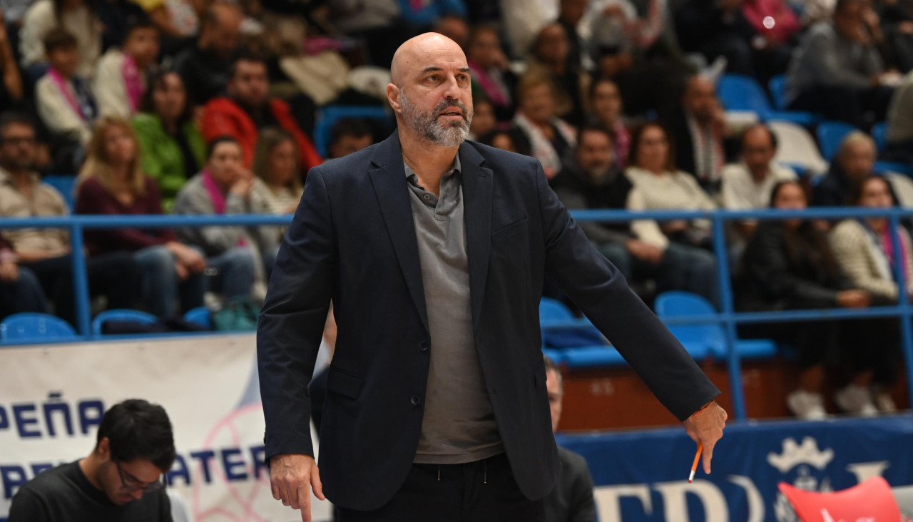 Lino López, entrenador del Baxi Ferrol: 