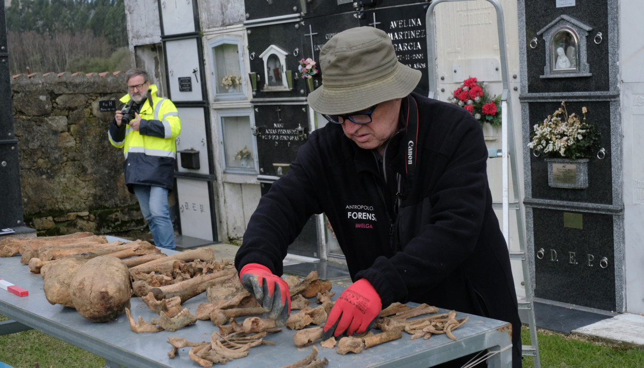 O Val exhumacion fosa comun003