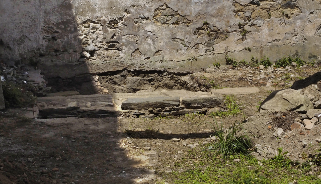Hallan vestigios de la muralla medieval de Ferrol en los sondeos de una ...
