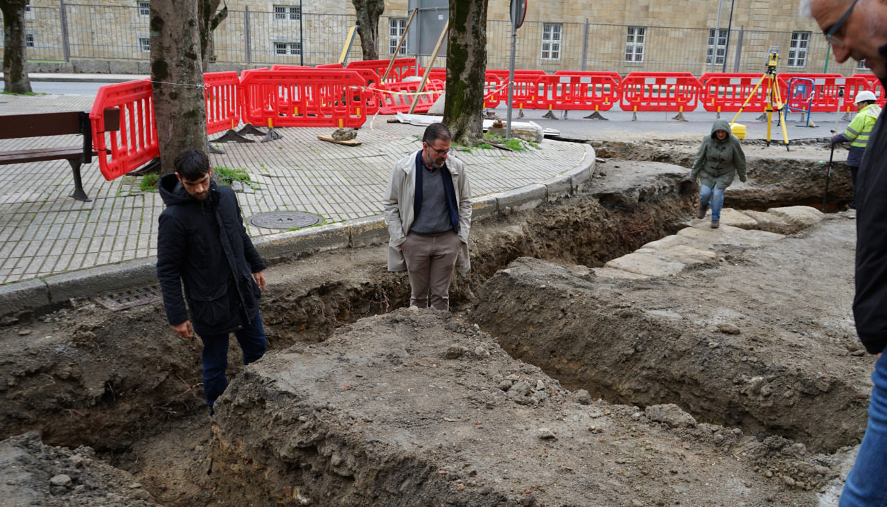 Aparecen restos de la posible puerta medieval de la muralla de Ferrol ...