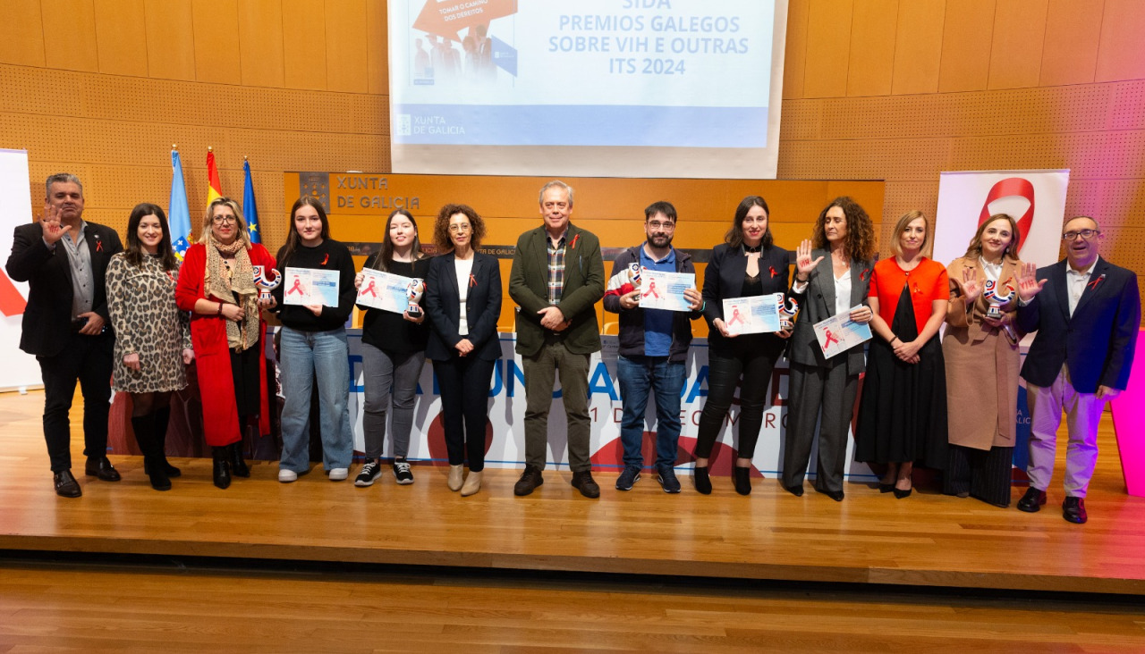 Premio Galicia SIDA para Hortensia u00c1lvarez grupo 28 11 24 (1)