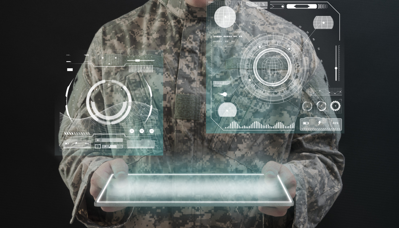 Soldado con tecnologia de ejercito de holograma de tableta virtual