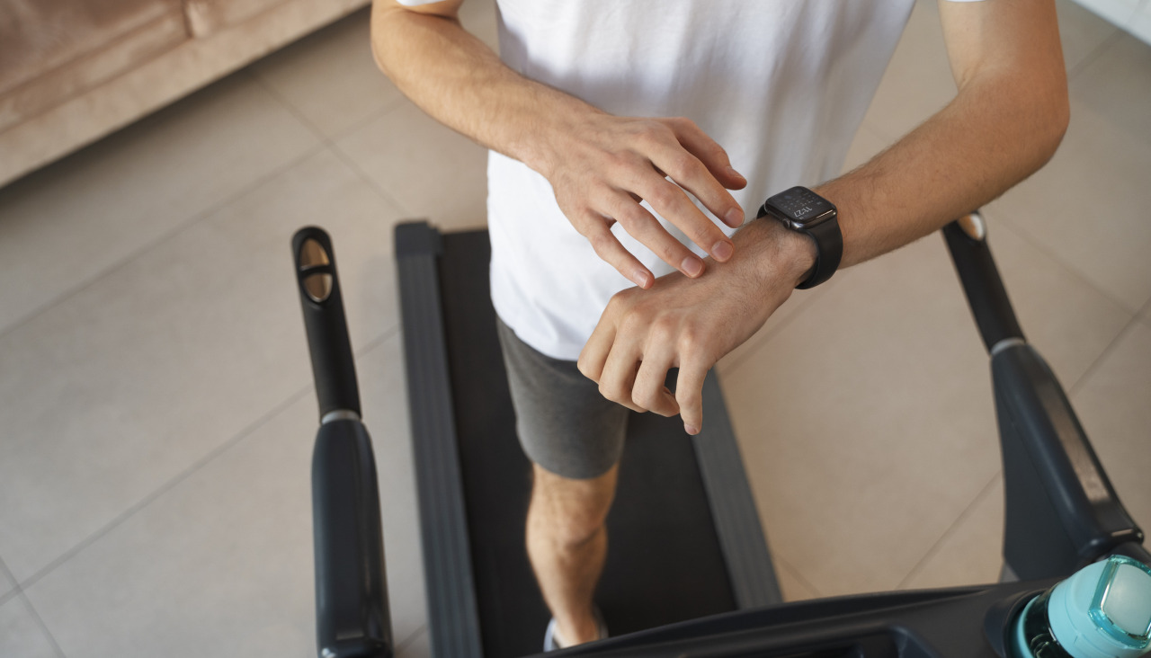 Jovenes adultos haciendo ejercicio en casa