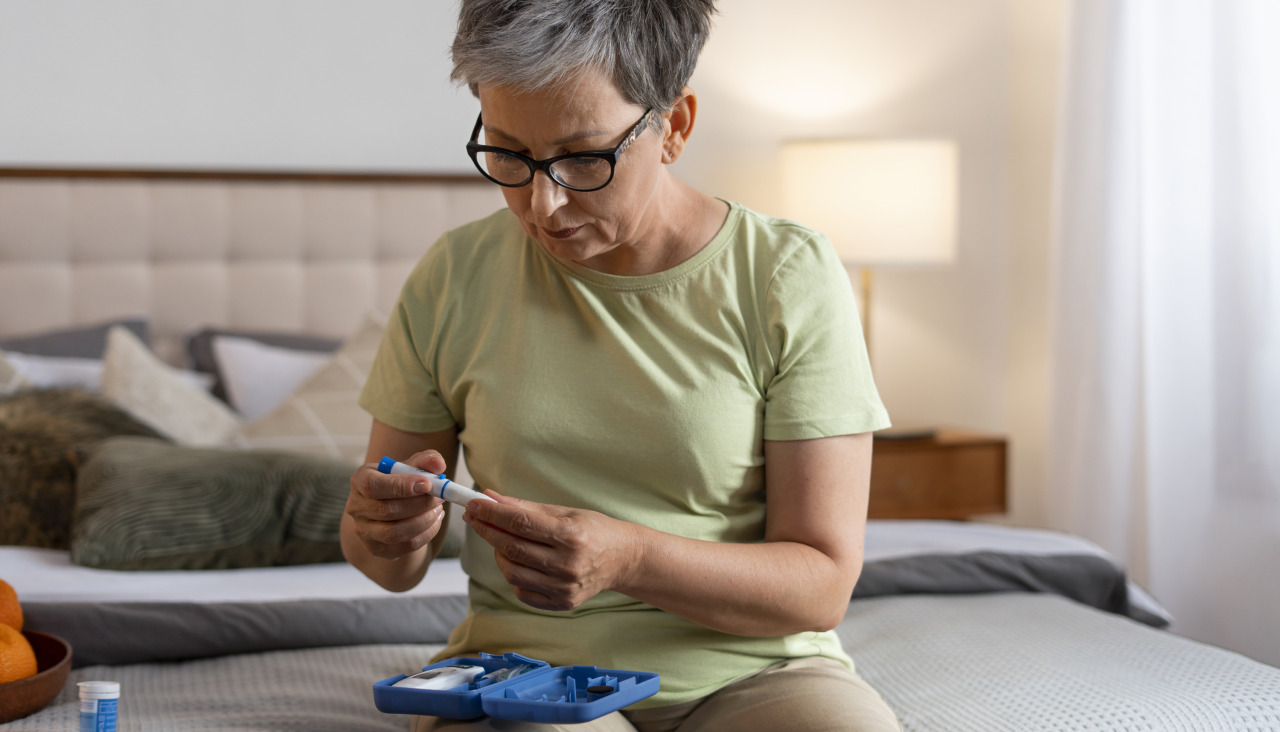 Mujer diabetica de tiro medio comprobando su nivel de glucosa