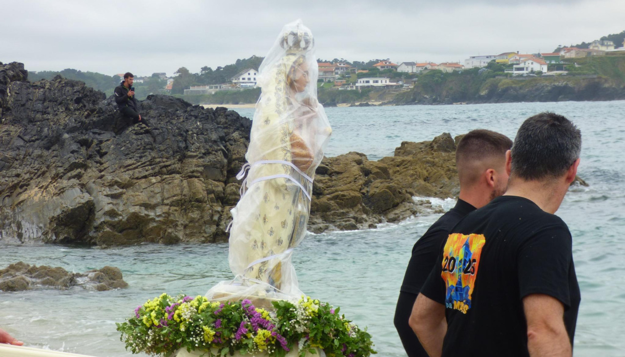 la-virxe-do-porto-sali-al-mar-en-procesi-n-en-las-tradicionales