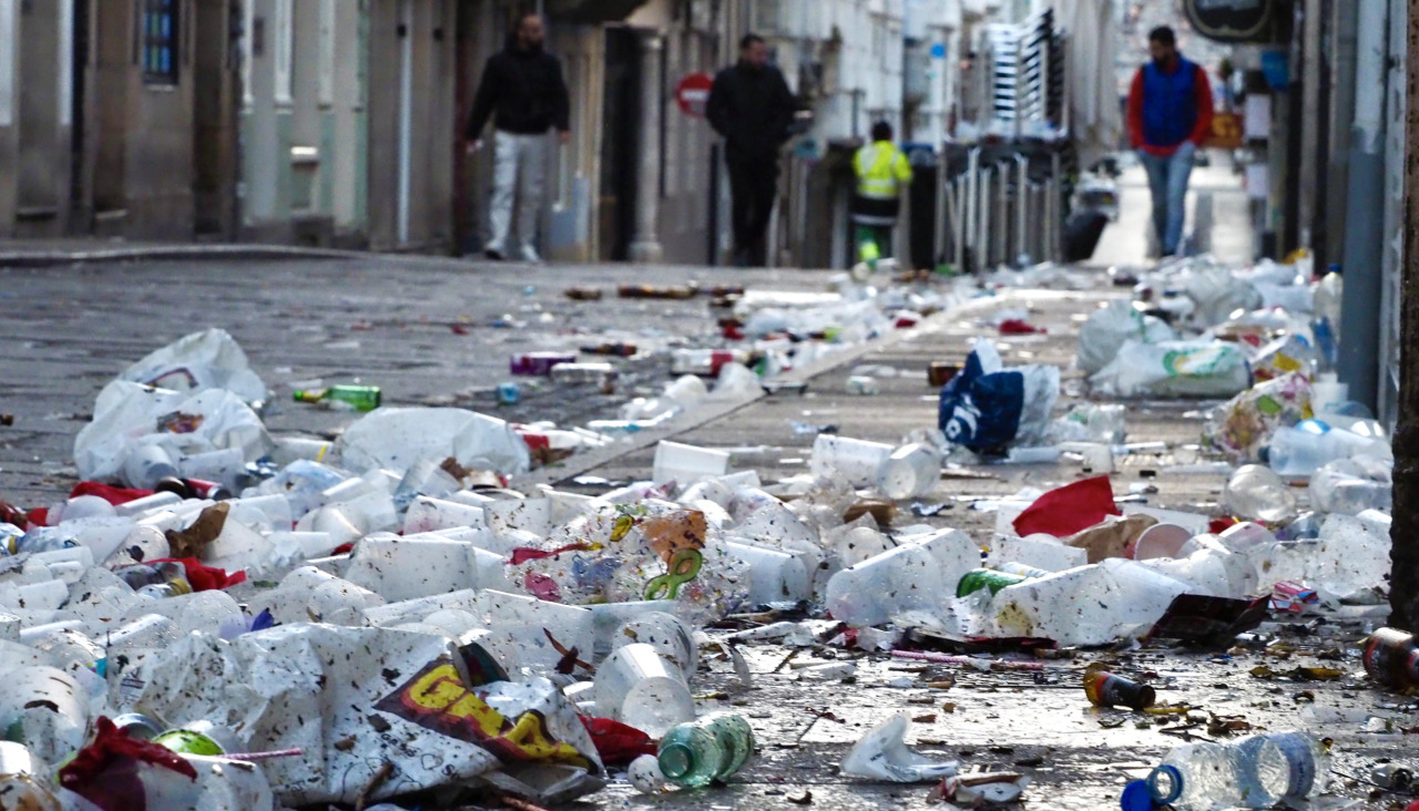BASURA 1 ENERO AÑO NUEVO CALLE MAGDALENA FERROL JORGE MEIS (3)