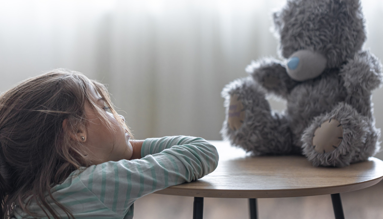 Nina mira su osito de peluche un nino con un juguete favorito en un espacio de copia de fondo borroso