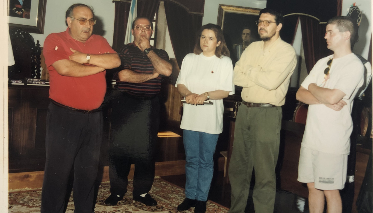 Foto 2 Un dos actos institucionais de 1995 no salón de Plenos (o alcalde, Jesús Varela, o concelleiro de Cultura, Nino Quintiana, Loli e Raúl Piñeiro e un dos músicos da edición