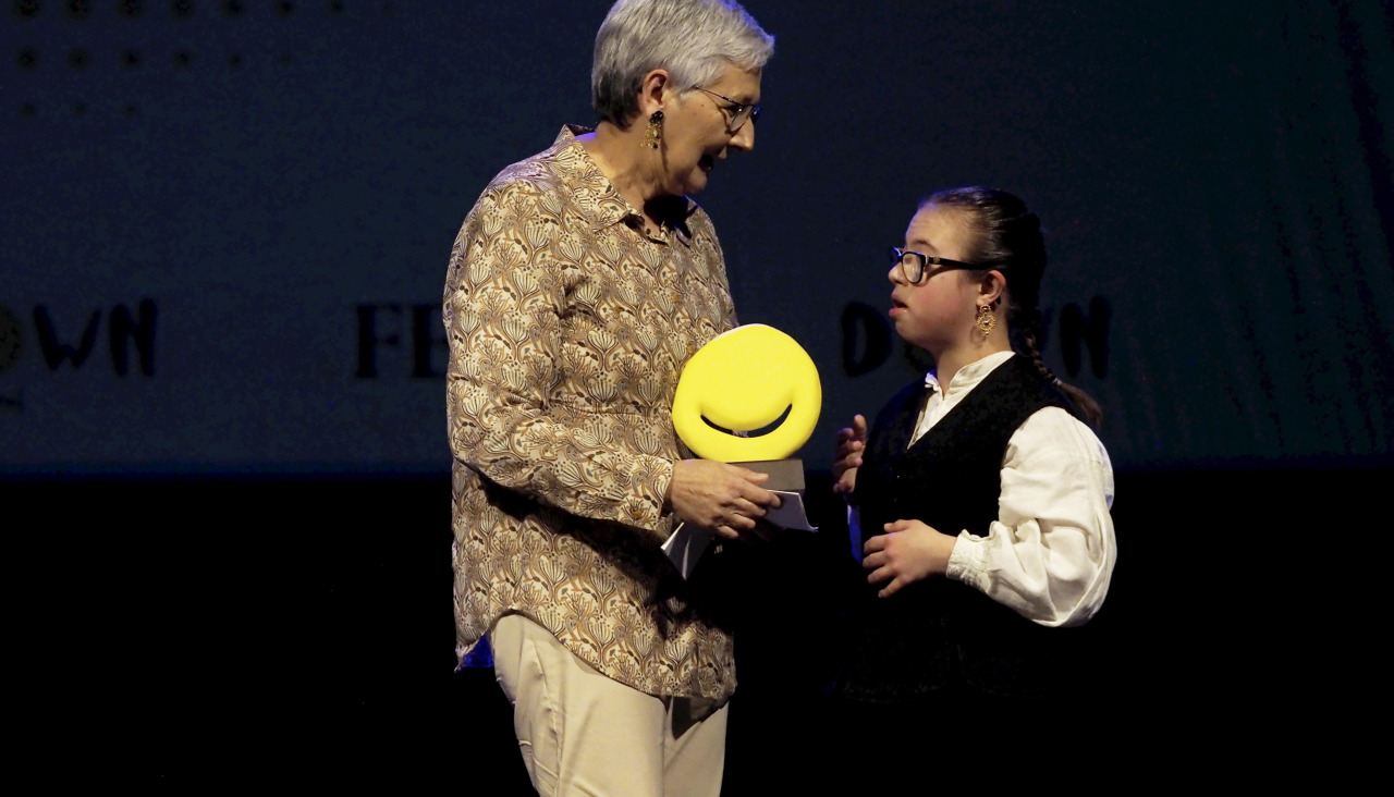 Xoana BAlado recibe premio Down
