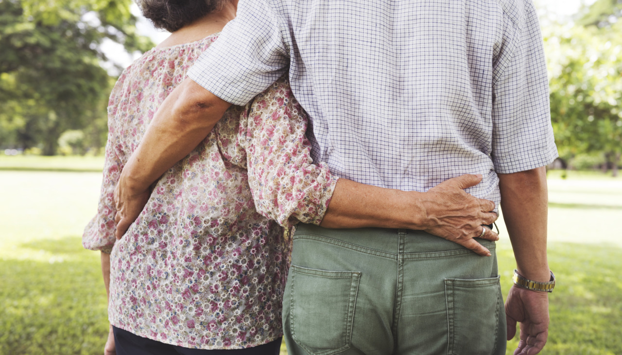 Linda pareja senior en el parque