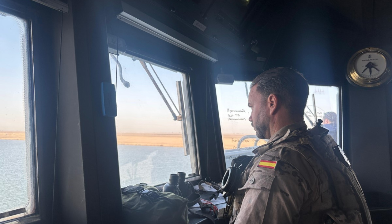 Personal del equipo operativo de seguridad durante el cruce del canal de Suez