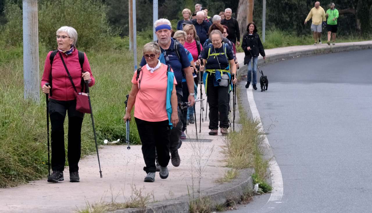 un grupo de peregrinos cruza el polígono de A Gándara