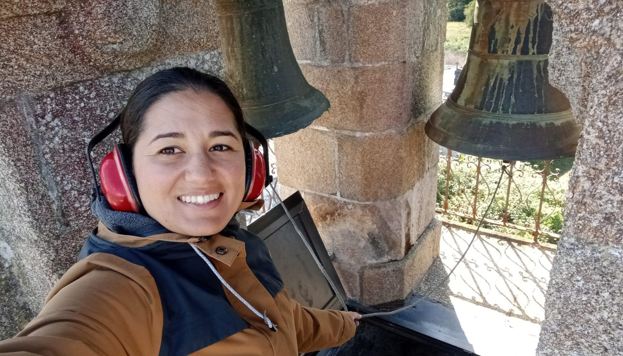 Alicia Aneiros también toca las campanas para anunciar los entierros