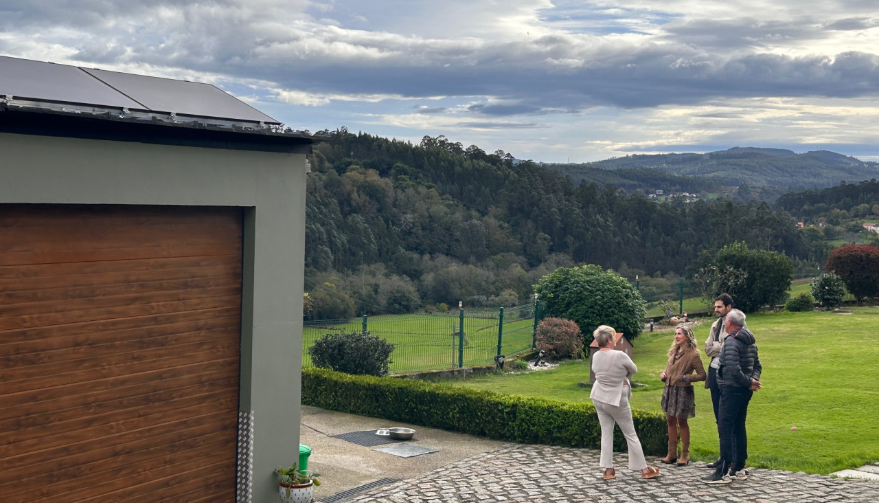 Martina Aneiros y Pablo Fernández en su visita a la vivienda de Anca, en Neda