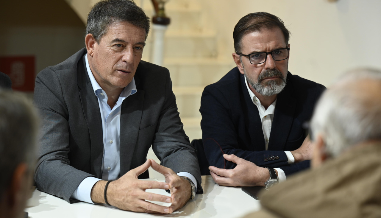 Gómez Besteiro, con Ángel Mato, en la reunión mantenida este miércoles con historiadores en la Casa do Pobo