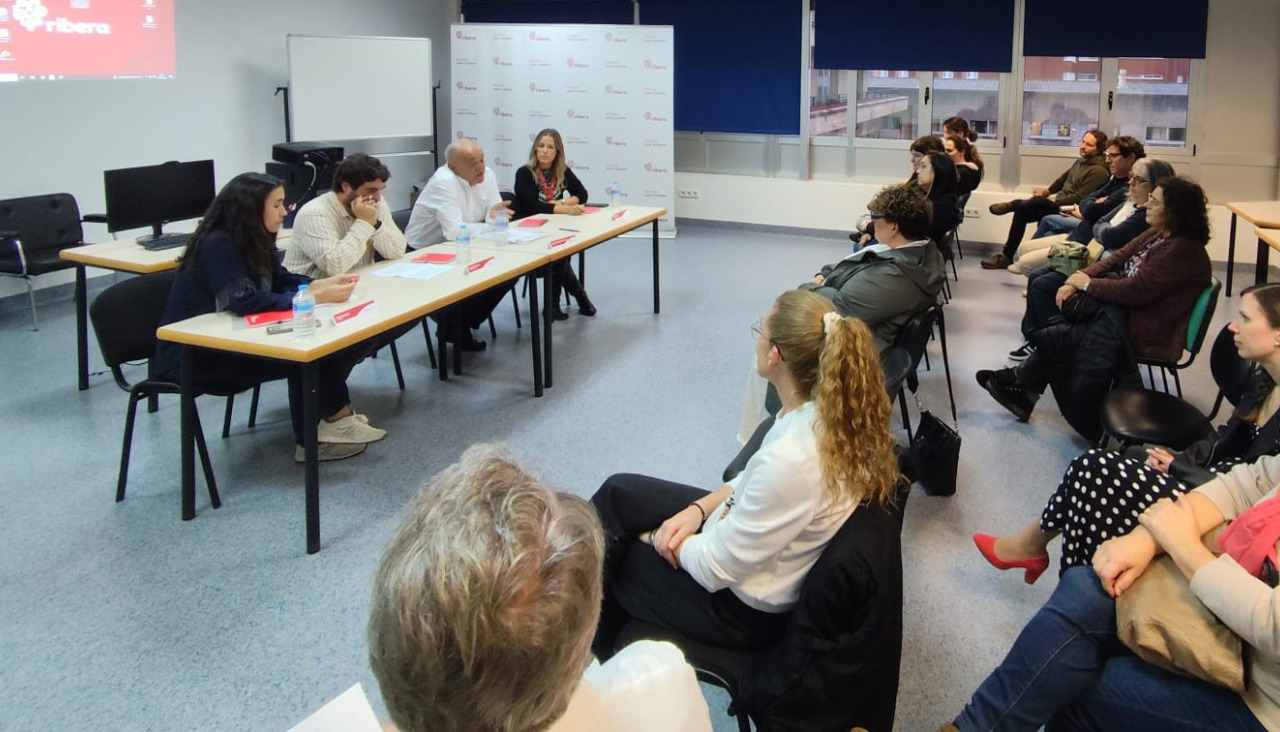 Un momento de la charla con profesionales del ámbito de la salud en el Cardona