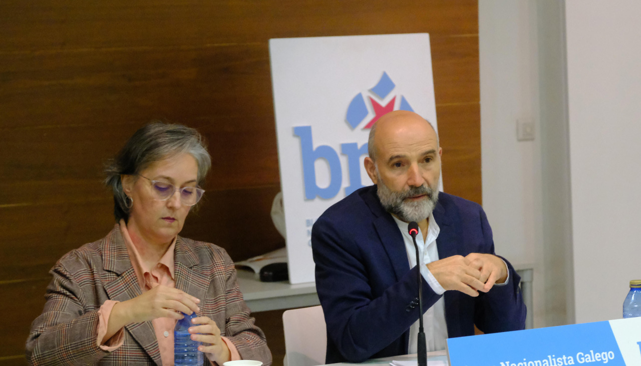 Rego, con la responsable comarcal del Bloque, Pilar Lozano
