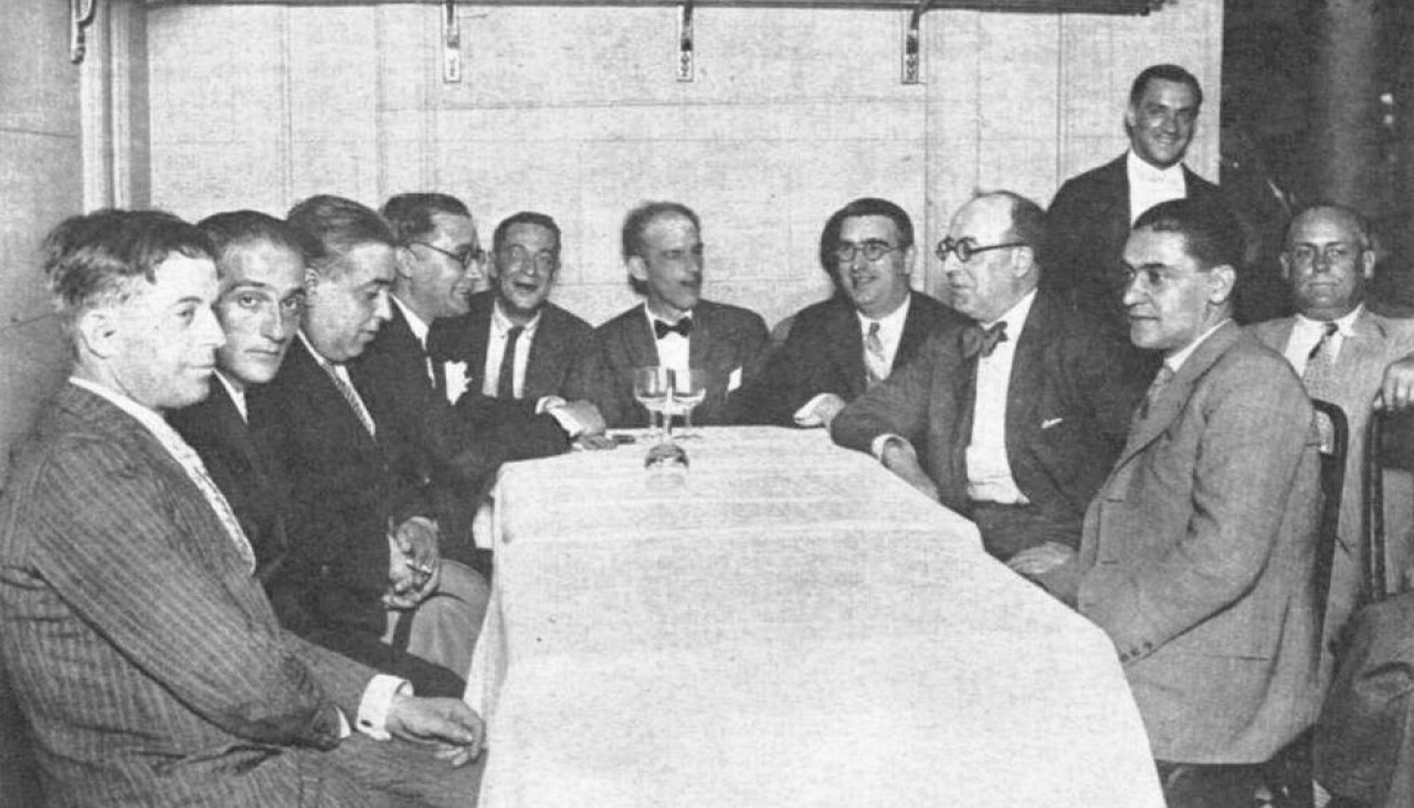 Deputados galegos en Madrid, no 1931, entre os que se atopan Castelao e Otero Pedrayo, na mesa un fronte ao outro