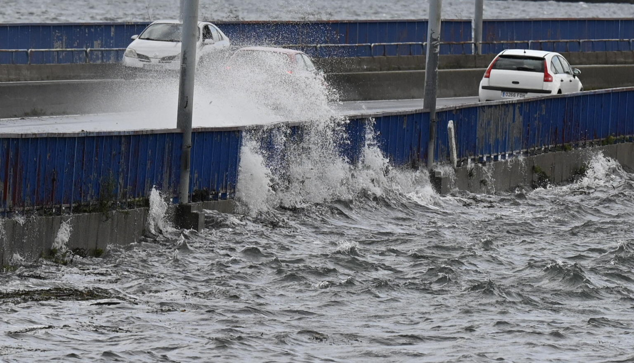Debido al temporal, la ría de Ferrol también se vio especialmente afectada, con olas que pasaban sobre el puente de As Pías