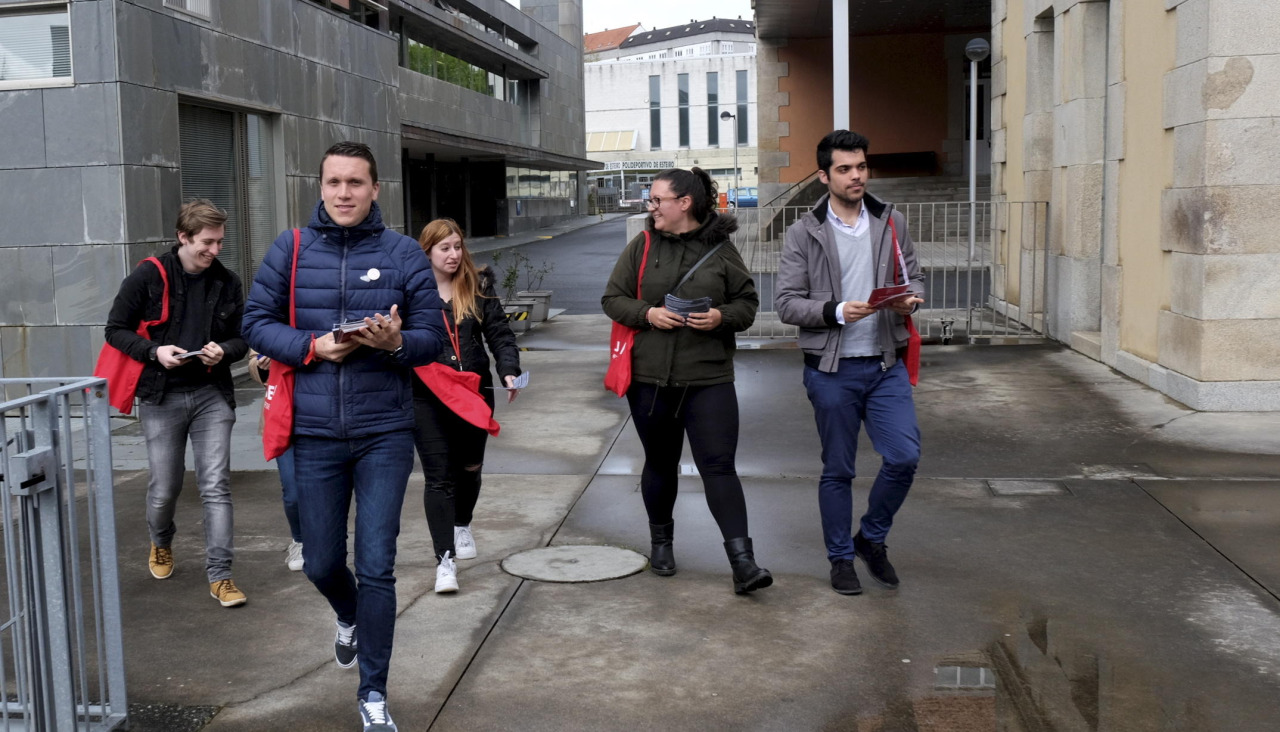 Bouza, en un reparto cuando era secretario xeral de las Xuventudes Socialistas