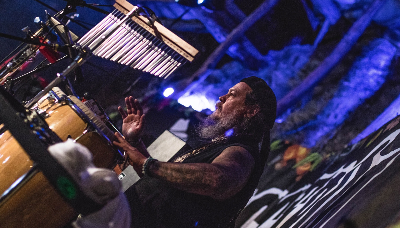 Uno de los integrantes de la banda, Carlos, a las percusiones en el Reggaeboa 2025