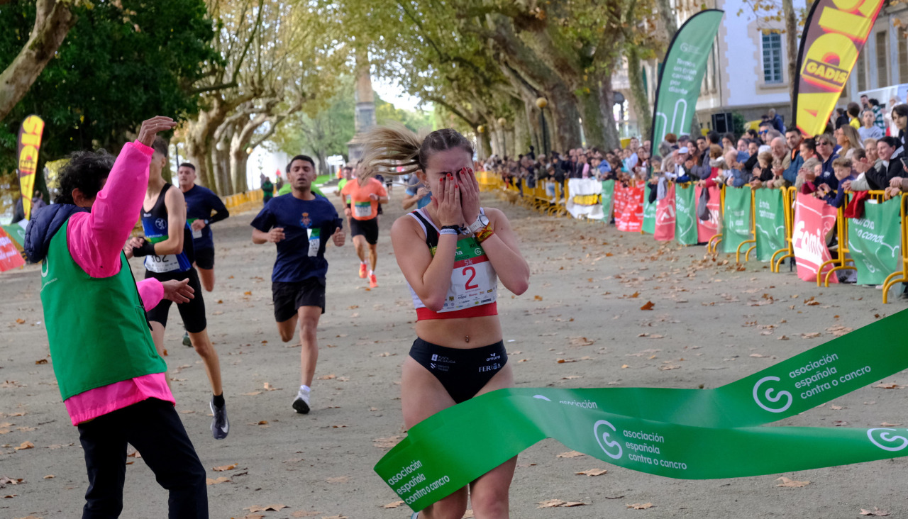 Andrea Díaz, cruzando entre lágrimas la línea de meta