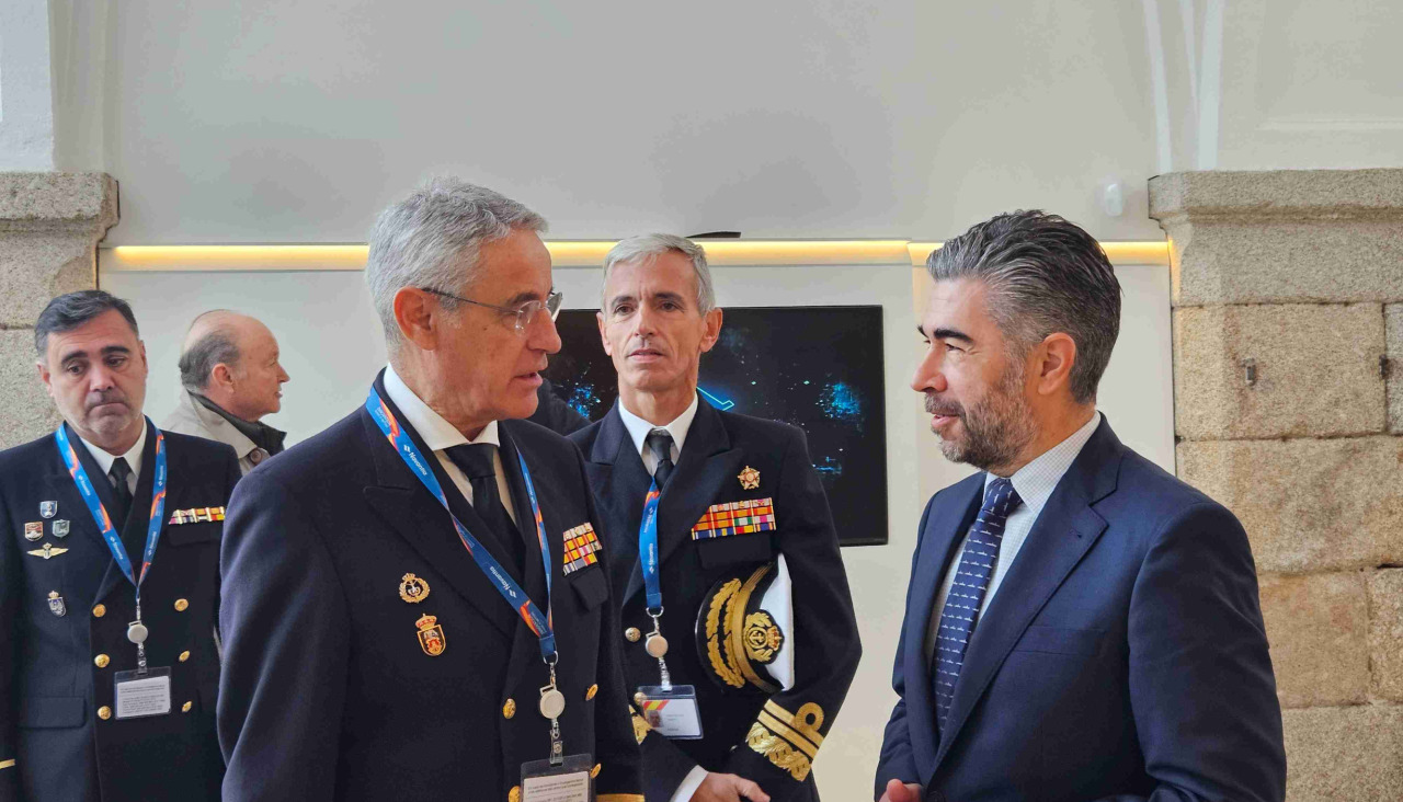 Piñeiro, con el director del astillero, Eduardo Dobarro
