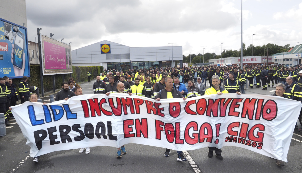 Empleados de la plataforma logística de Río do Pozo, en mayo de 2023
