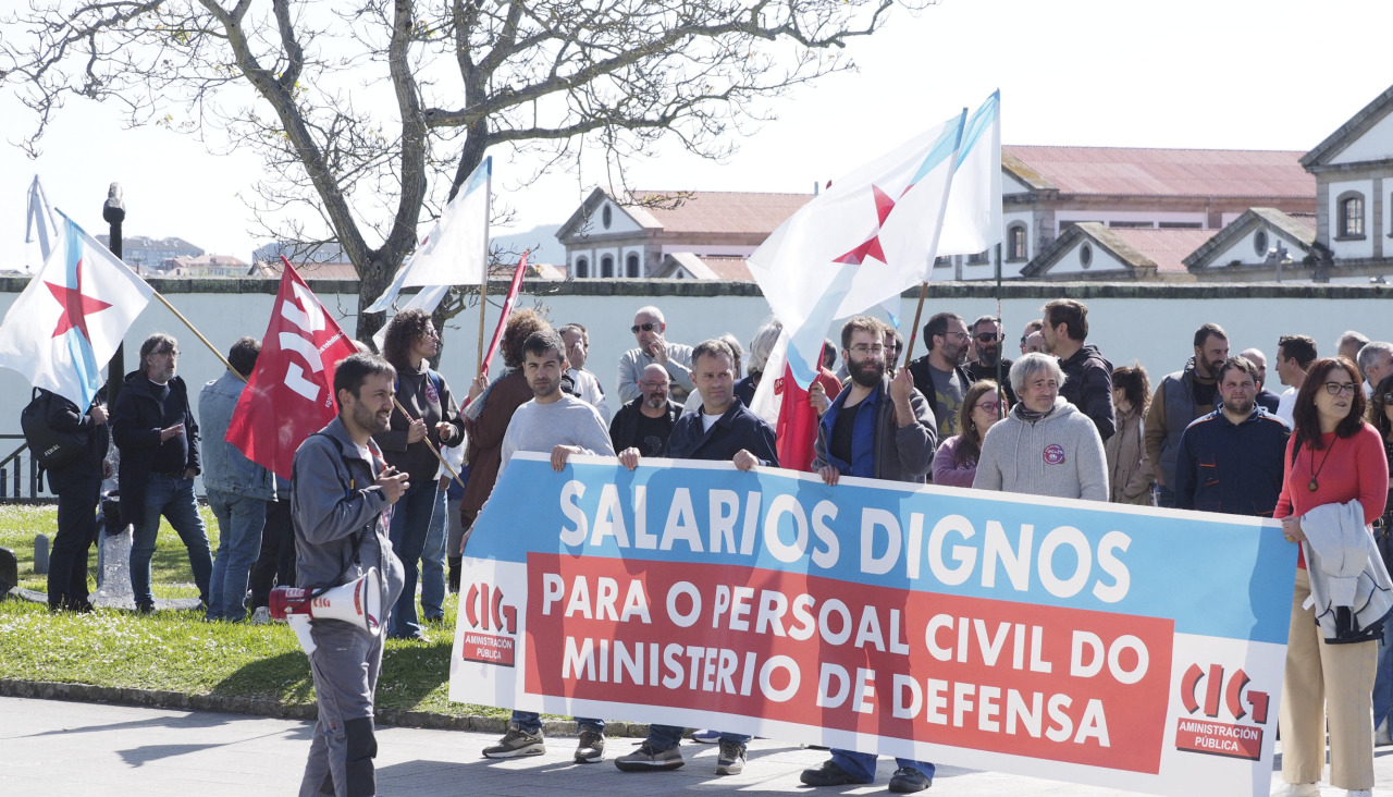 Una concentración del personal civil en el mes de mayo
