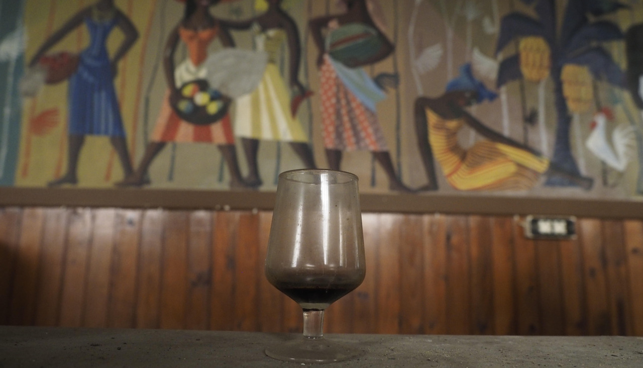 Interior del Bambú Club, con el mural de González Collado al fondo