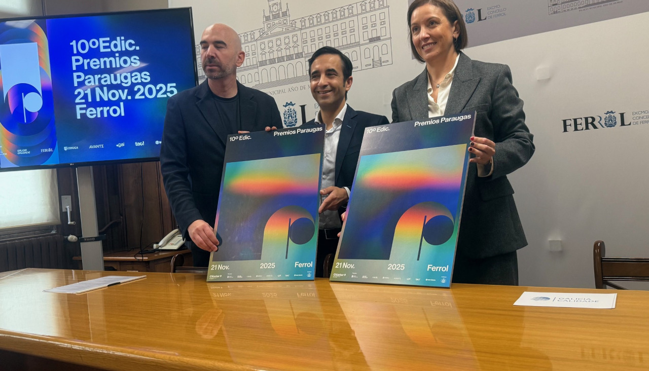 Responsables del Clúster, Concello y Galicia Calidade posan con el cartel del certamen de este año