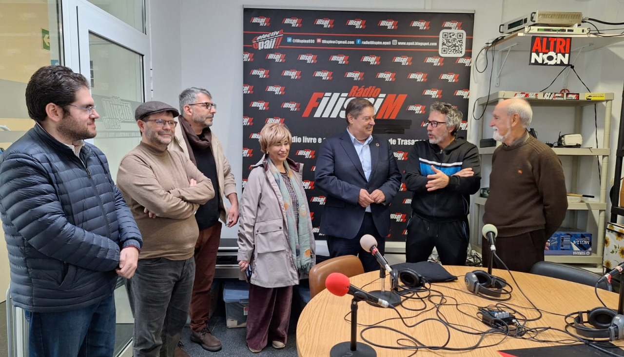 Visita de Julio Abalde a la emisora en el centro cívico de Canido