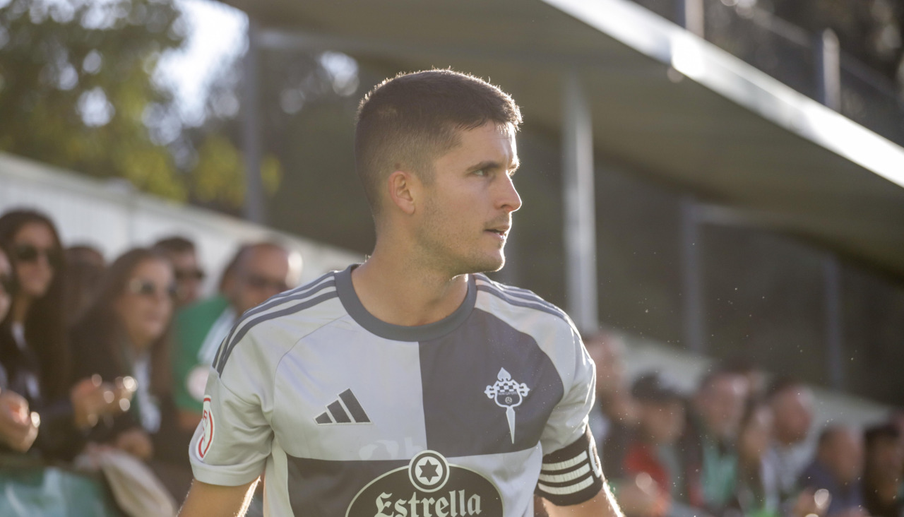 Álvaro Peña se prepara para lanzar un córner ante el Arenteiro