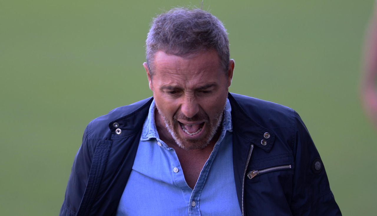 Óscar Cano. dirigiendo al Badajoz en un partido en A Malata